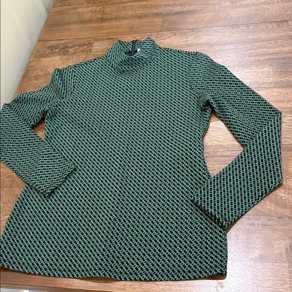 Diane Von Furstenburg long sleeve top. Luxurious feel. Green and black Small
